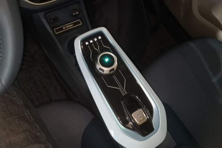 Used CHANGAN Benni E-Star 2022 Qingxin Edition Colorful Model Lithium-NMC Gear Lever