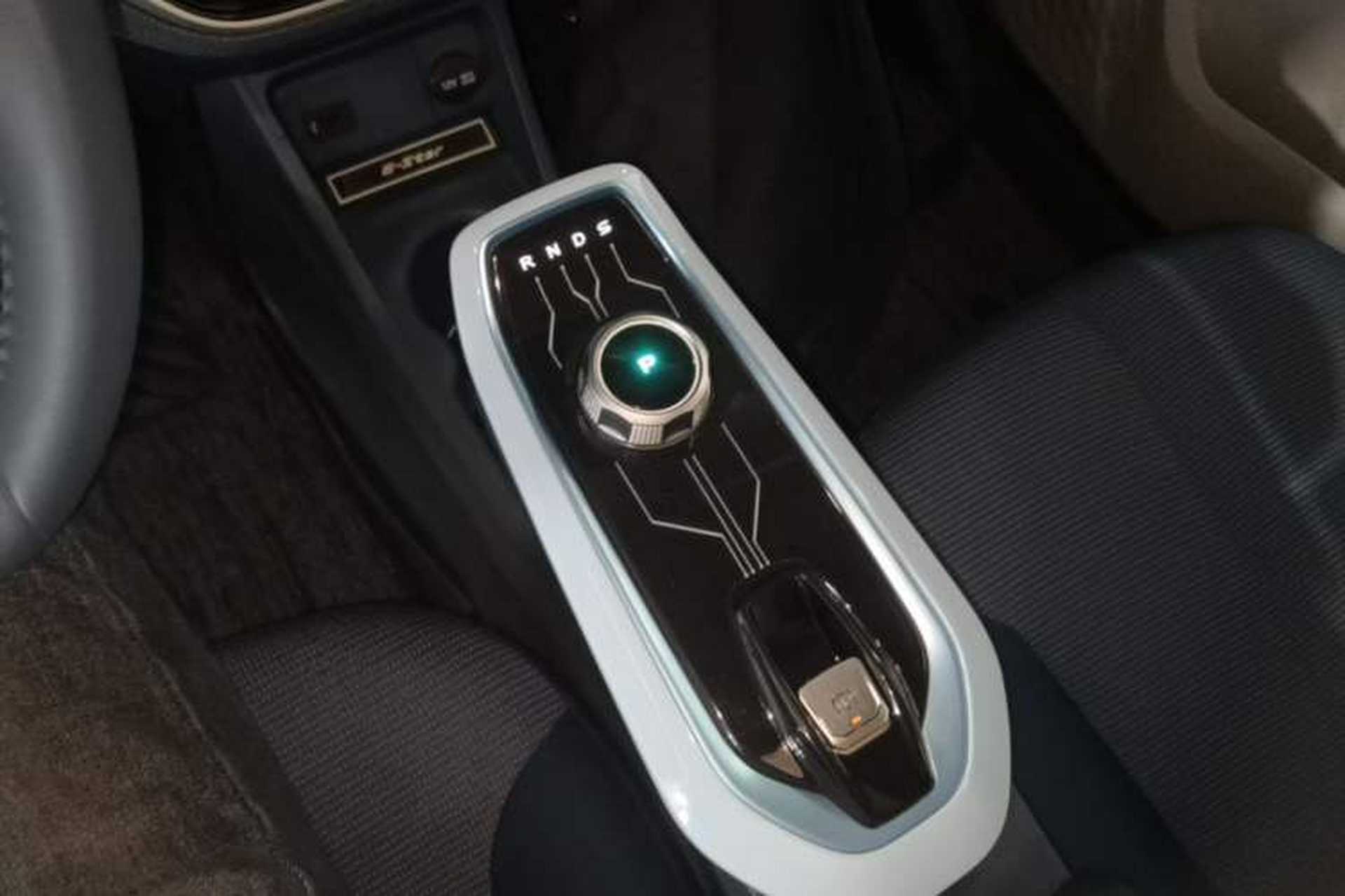 Used CHANGAN Benni E-Star 2022 Qingxin Edition Colorful Model Lithium-NMC Gear Lever
