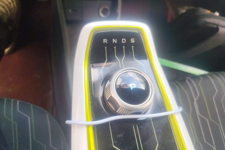 Used CHANGAN Benni E-Star 2022 Charming Edition Colorful Model Lithium-Ion Battery Gear Lever