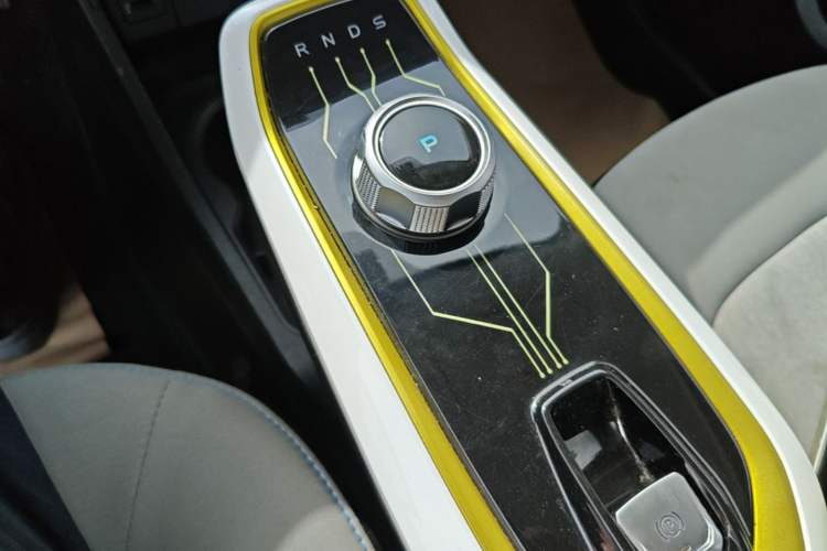 Used CHANGAN Benni E-Star 2022 Charming Edition Colorful Model Lithium-Ion Battery Gear Lever