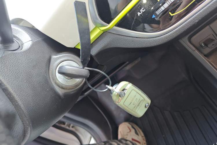 Used CHANGAN Benni E-Star 2022 Qingxin Edition Colorful Model Lithium-NMC Interior 1