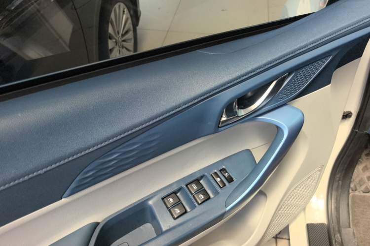 Used CHANGAN Benni E-Star 2022 Charming Edition Colorful Model Lithium Iron Phosphate Interior 3
