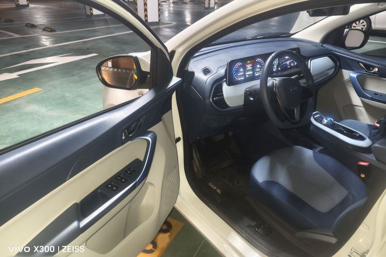 Used CHANGAN Benni E-Star 2022 Qingxin Edition Colorful Model Lithium Iron Phosphate Interior 3