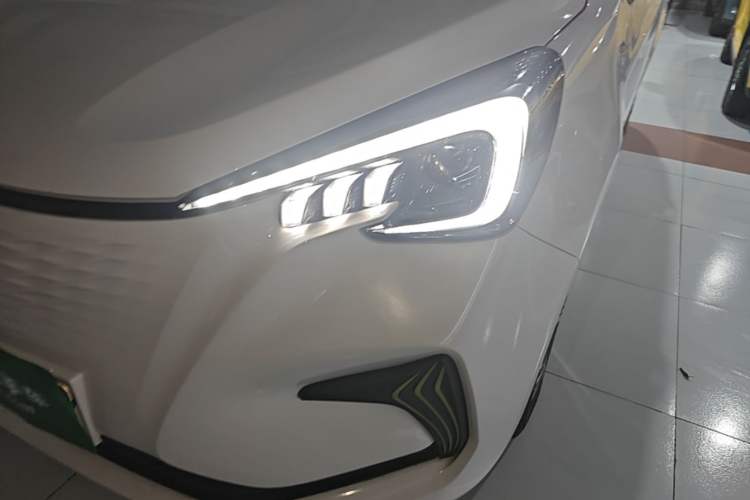 Used CHANGAN Benni E-Star 2022 Charming Edition Colorful Model Lithium Iron Phosphate Left Front Headlight