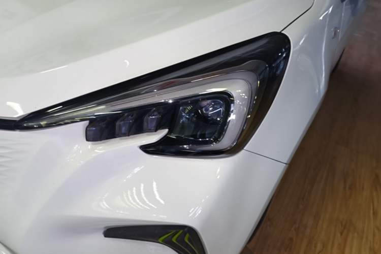 Used CHANGAN Benni E-Star 2022 Qingxin Edition Colorful Model Lithium Iron Phosphate Left Front Headlight