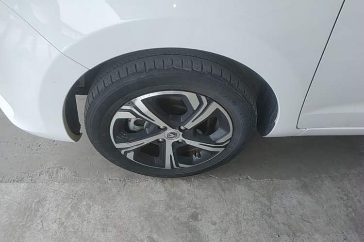 Used CHANGAN Benni E-Star 2022 Charming Edition Colorful Model Lithium-Ion Battery Left Front Wheel Hub