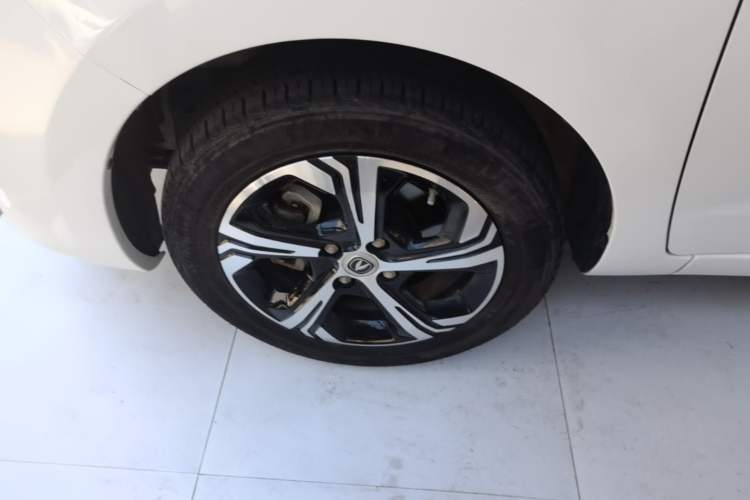 Used CHANGAN Benni E-Star 2022 Qingxin Edition Colorful Model Lithium Iron Phosphate Left Front Wheel Hub
