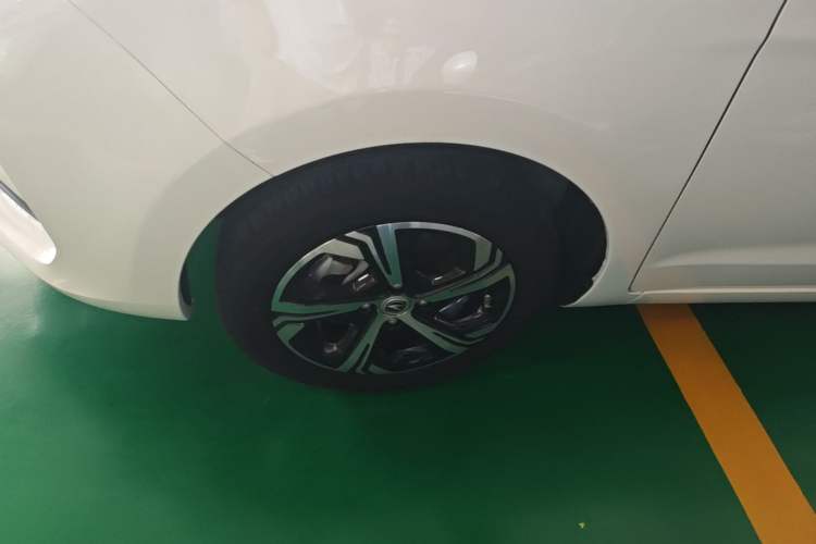 Used CHANGAN Benni E-Star 2022 Qingxin Edition Colorful Model Lithium Iron Phosphate Left Front Wheel Hub