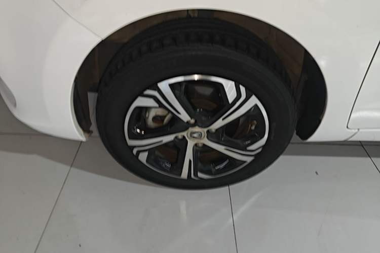 Used CHANGAN Benni E-Star 2022 Charming Edition Colorful Model Lithium Iron Phosphate Left Front Wheel Hub
