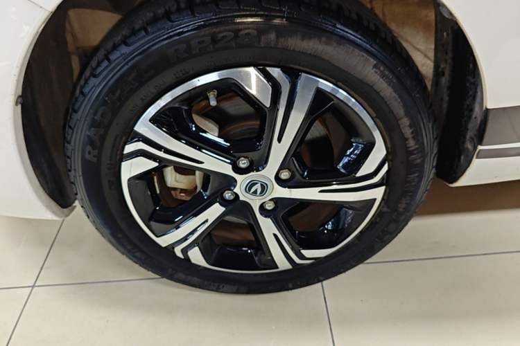 Used CHANGAN Benni E-Star 2022 Charming Edition Colorful Model Lithium Iron Phosphate Left Front Wheel Hub