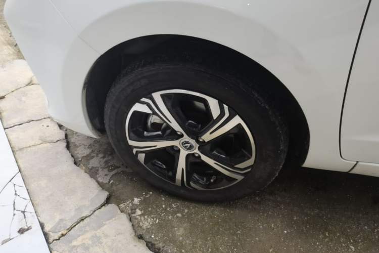 Used CHANGAN Benni E-Star 2022 Qingxin Edition Colorful Model Lithium Iron Phosphate Left Front Wheel Hub
