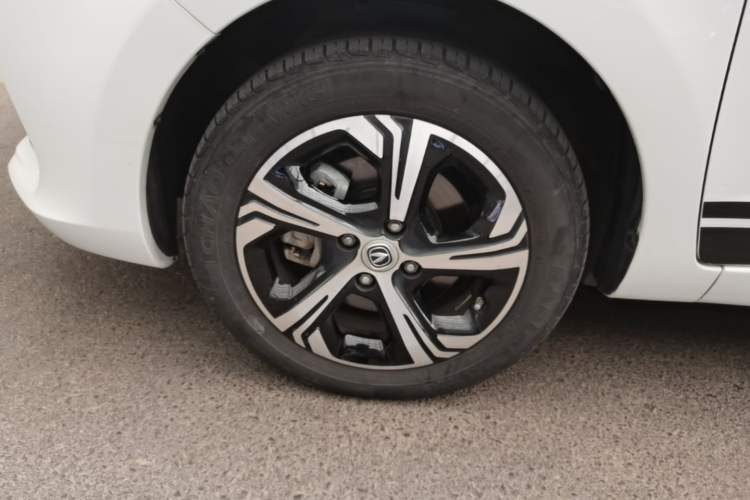 Used CHANGAN Benni E-Star 2022 Charming Edition Colorful Model Lithium Iron Phosphate Left Front Wheel Hub