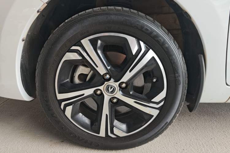 Used CHANGAN Benni E-Star 2022 Qingxin Edition Colorful Model Lithium Iron Phosphate Left Front Wheel Hub