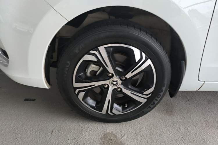 Used CHANGAN Benni E-Star 2022 Qingxin Edition Colorful Model Lithium Iron Phosphate Left Front Wheel Hub