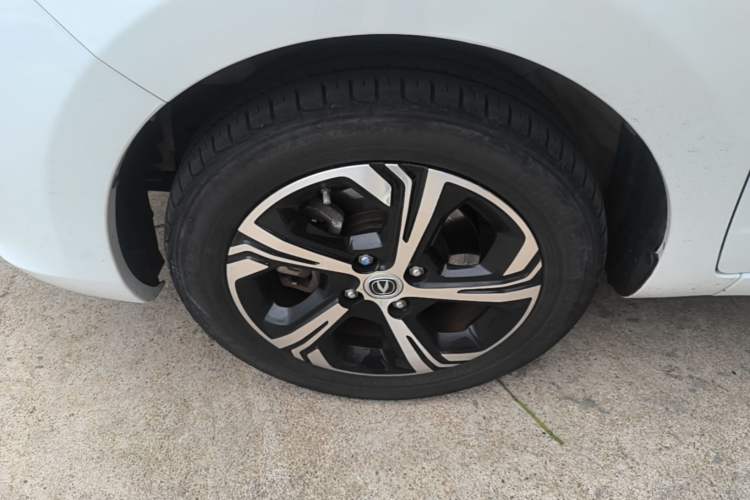 Used CHANGAN Benni E-Star 2022 Qingxin Edition Colorful Model Lithium Iron Phosphate Left Front Wheel Hub