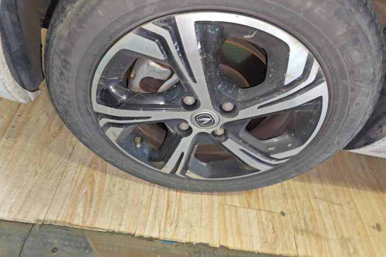 Used CHANGAN Benni E-Star 2022 Qingxin Edition Colorful Model Lithium Iron Phosphate Left Front Wheel Hub