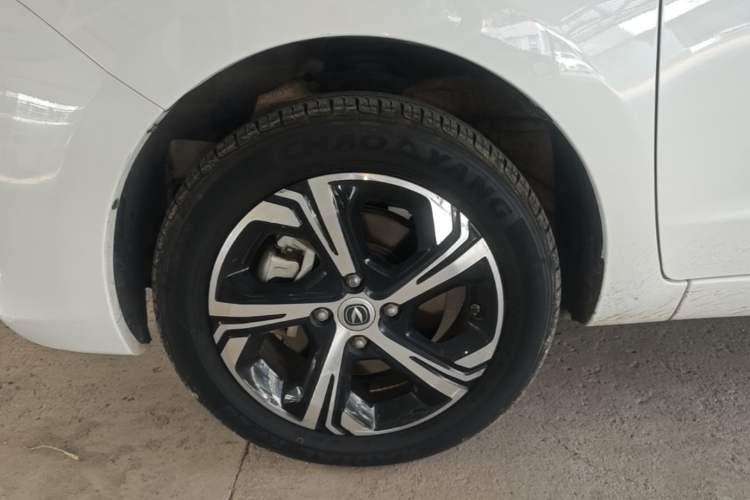 Used CHANGAN Benni E-Star 2022 Qingxin Edition Colorful Model Lithium Iron Phosphate Left Front Wheel Hub