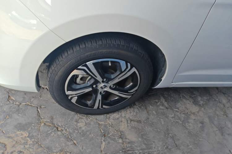 Used CHANGAN Benni E-Star 2022 Qingxin Edition Colorful Model Lithium Iron Phosphate Left Front Wheel Hub