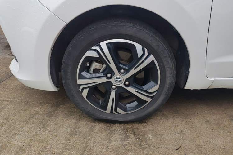 Used CHANGAN Benni E-Star 2022 Qingxin Edition Colorful Model Lithium Iron Phosphate Left Front Wheel Hub