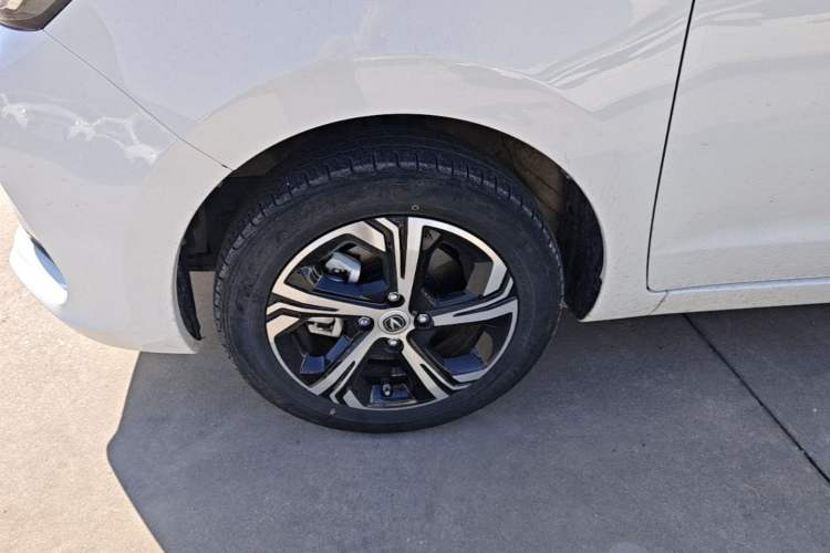 Used CHANGAN Benni E-Star 2022 Qingxin Edition Colorful Model Lithium Iron Phosphate Left Front Wheel Hub