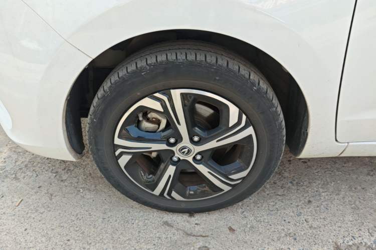 Used CHANGAN Benni E-Star 2022 Qingxin Edition Colorful Model Lithium Iron Phosphate Left Front Wheel Hub