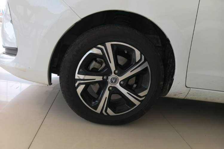 Used CHANGAN Benni E-Star 2022 Qingxin Edition Colorful Model Lithium Iron Phosphate Left Front Wheel Hub
