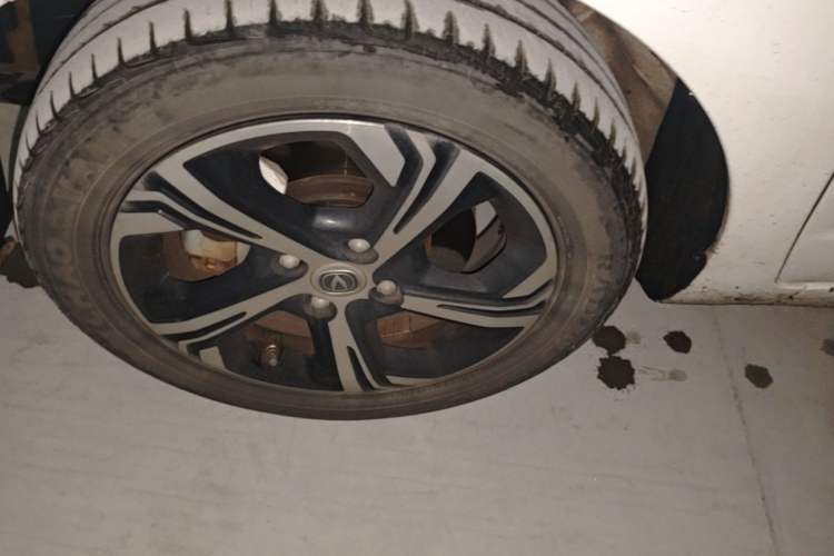 Used CHANGAN Benni E-Star 2022 Qingxin Edition Colorful Model Lithium Iron Phosphate Left Front Wheel Hub