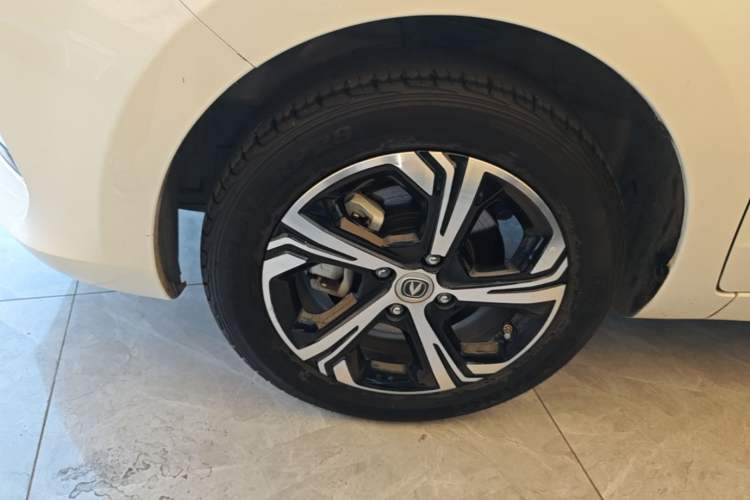 Used CHANGAN Benni E-Star 2022 Charming Edition Colorful Model Lithium Iron Phosphate Left Front Wheel Hub