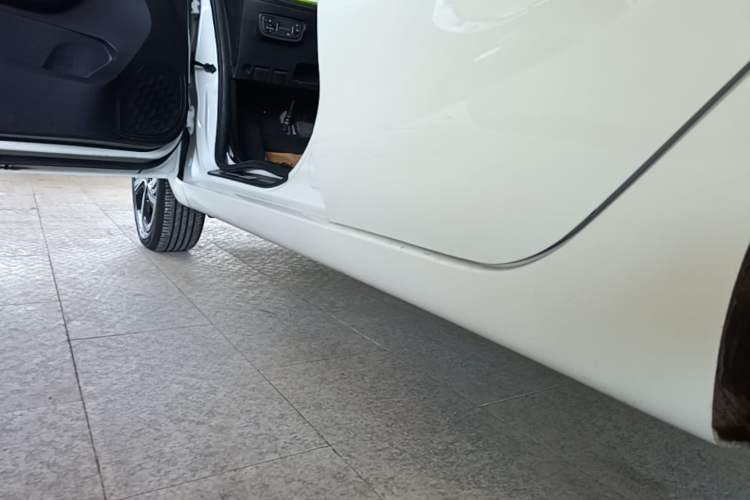 Used CHANGAN Benni E-Star 2022 Qingxin Edition Colorful Model Lithium-NMC Left Side Sill