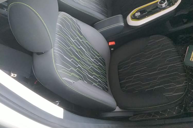 Used CHANGAN Benni E-Star 2022 Charming Edition Colorful Model Lithium-Ion Battery Right Front Seat