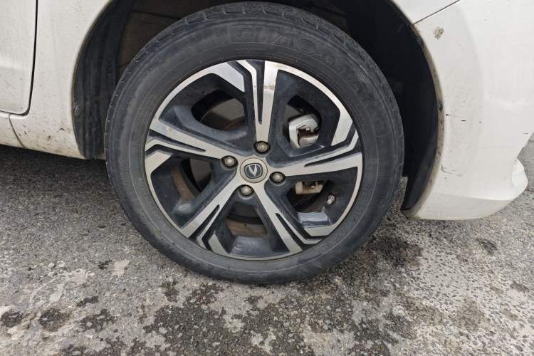 Used CHANGAN Benni E-Star 2022 Charming Edition Colorful Model Lithium Iron Phosphate Right Front Wheel Hub