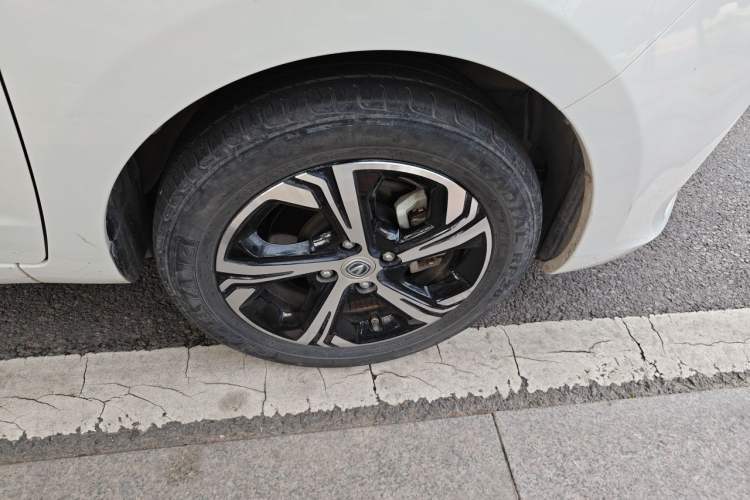 Used CHANGAN Benni E-Star 2022 Charming Edition Colorful Model Lithium Iron Phosphate Right Front Wheel Hub