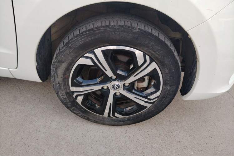 Used CHANGAN Benni E-Star 2022 Qingxin Edition Colorful Model Lithium Iron Phosphate Right Front Wheel Hub