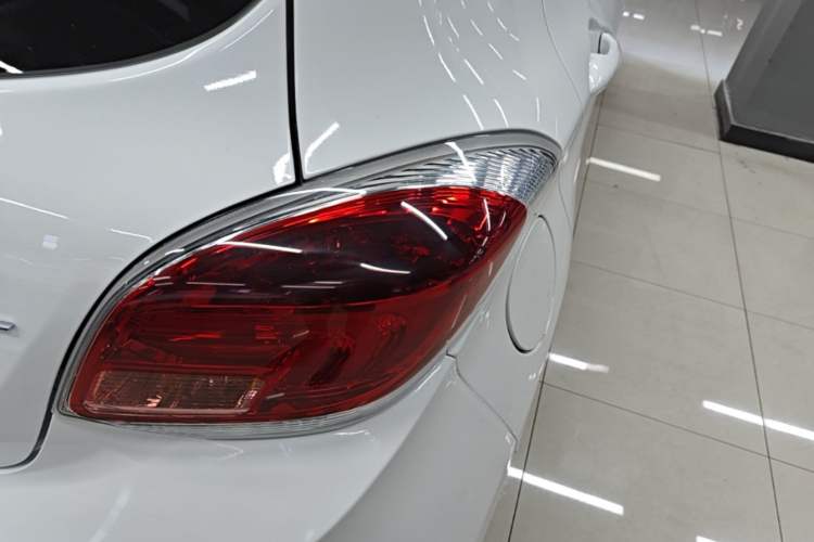 Used CHANGAN Benni E-Star 2022 Qingxin Edition Colorful Model Lithium-NMC Right Rear Taillight