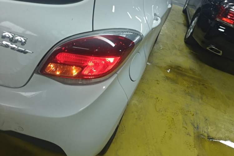 Used CHANGAN Benni E-Star 2022 Charming Edition Colorful Model Lithium-Ion Battery Right Rear Taillight