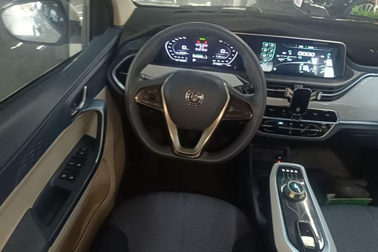 Used CHANGAN Benni E-Star 2022 Qingxin Edition Colorful Model Lithium Iron Phosphate Steering Wheel