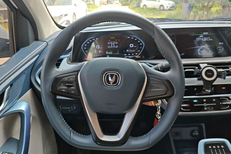 Used CHANGAN Benni E-Star 2022 Qingxin Edition Colorful Model Lithium Iron Phosphate Steering Wheel