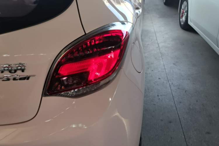Used CHANGAN Benni E-Star 2023 Charming Edition Colorful Model Lithium-Ion Battery Right Rear Taillight