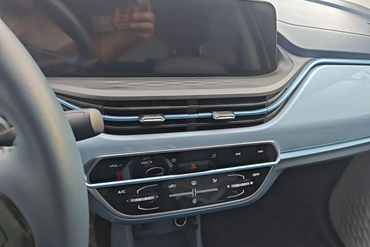 Used CHANGAN Benni E-Star 2023 Qingxin Edition Colorful Model Lithium-NMC Audio And AC Panel