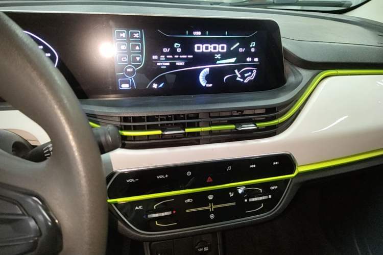 Used CHANGAN Benni E-Star 2023 Charming Edition Colorful Model Lithium-Ion Battery Audio And AC Panel