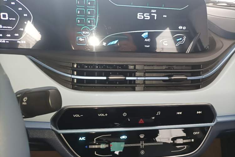 Used CHANGAN Benni E-Star 2023 Qingxin Edition Colorful Model Lithium-NMC Audio And AC Panel