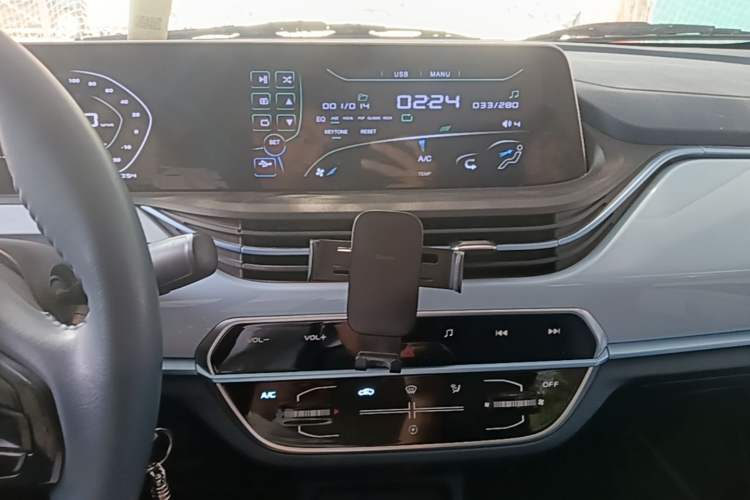 Used CHANGAN Benni E-Star 2023 Qingxin Edition Colorful Model Lithium Iron Phosphate Audio And AC Panel