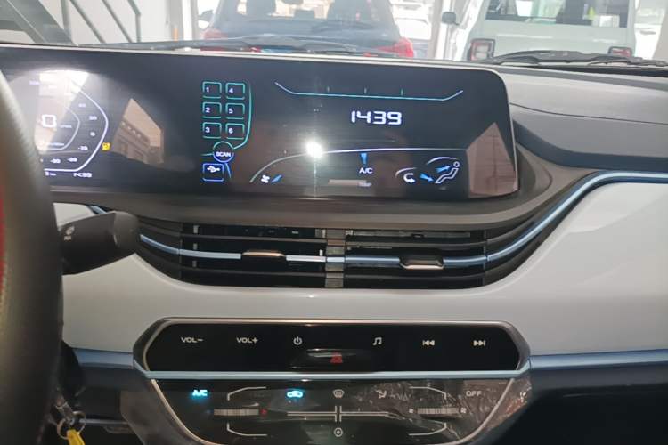 Used CHANGAN Benni E-Star 2023 Charming Edition Colorful Model Lithium-Ion Battery Audio And AC Panel