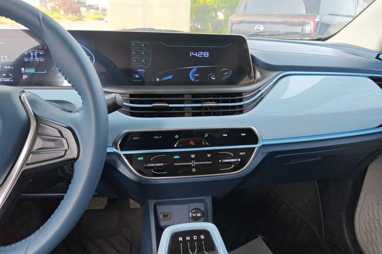 Used CHANGAN Benni E-Star 2023 Colorful Version Lithium Iron Phosphate Audio And AC Panel