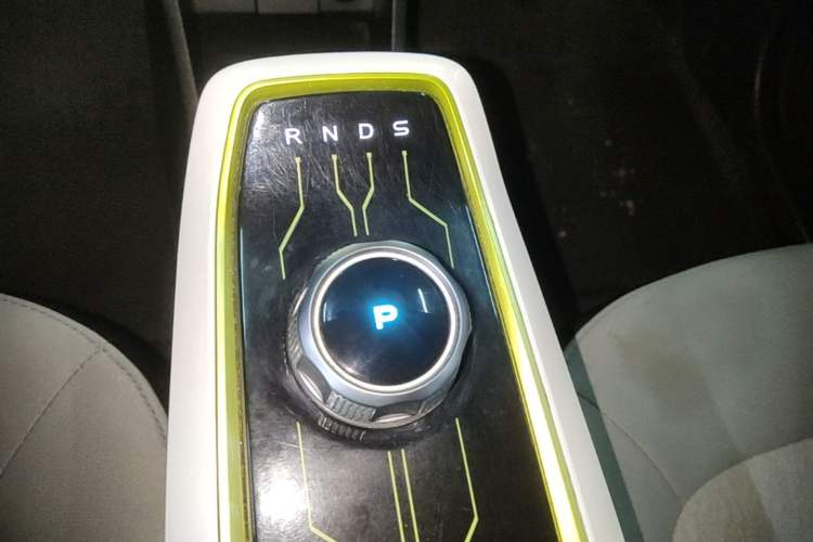 Used CHANGAN Benni E-Star 2023 Charming Edition Colorful Model Lithium-Ion Battery Gear Lever