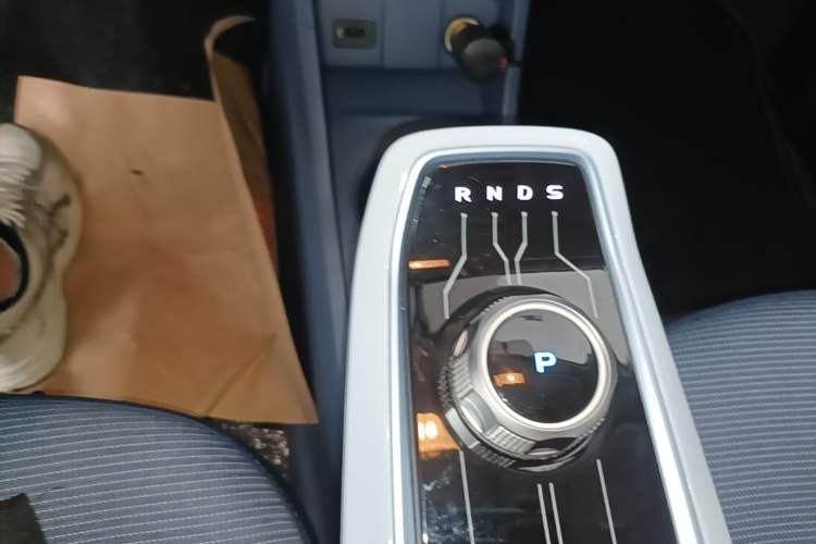 Used CHANGAN Benni E-Star 2023 Charming Edition Colorful Model Lithium-Ion Battery Gear Lever