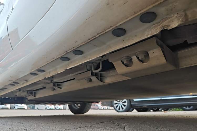 Used CHANGAN Benni E-Star 2023 Qingxin Edition Colorful Model Lithium-NMC Left Side Sill