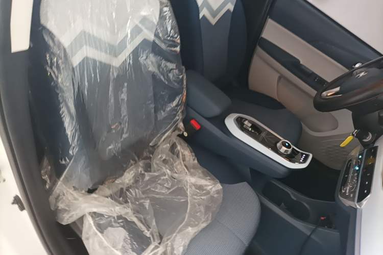 Used CHANGAN Benni E-Star 2023 Charming Edition Colorful Model Lithium-Ion Battery Right Front Seat