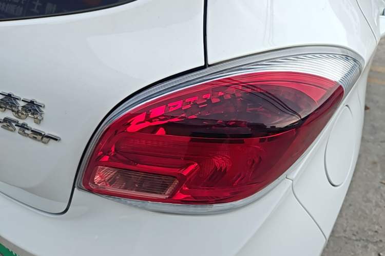 Used CHANGAN Benni E-Star 2023 Qingxin Edition Colorful Model Lithium-NMC Right Rear Taillight