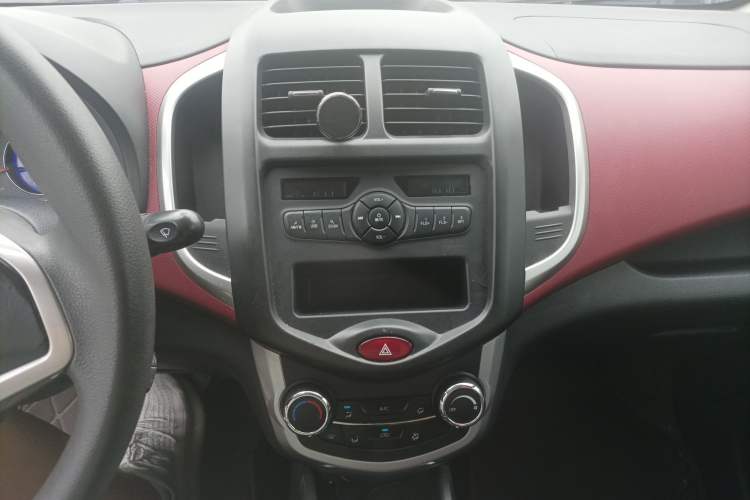 Used CHANGAN Benni EV 2017 Pure Electric 180 km Fashion Model Audio And AC Panel